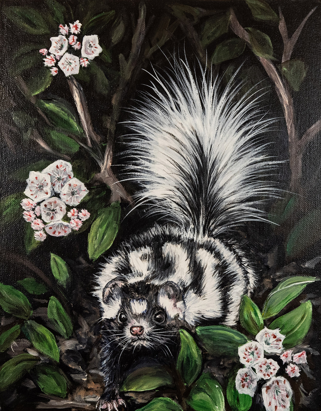 一幅图画描绘了一只斑臭鼬高高地翘着尾巴从一片长满树叶和花朵的灌木丛中走出来。