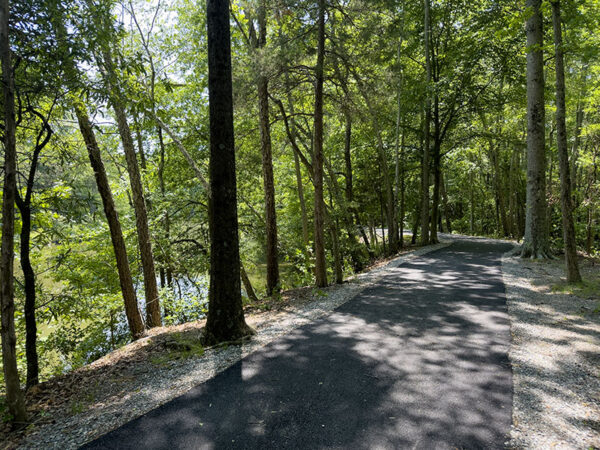 很多小路（但不是全部）都是铺好的。