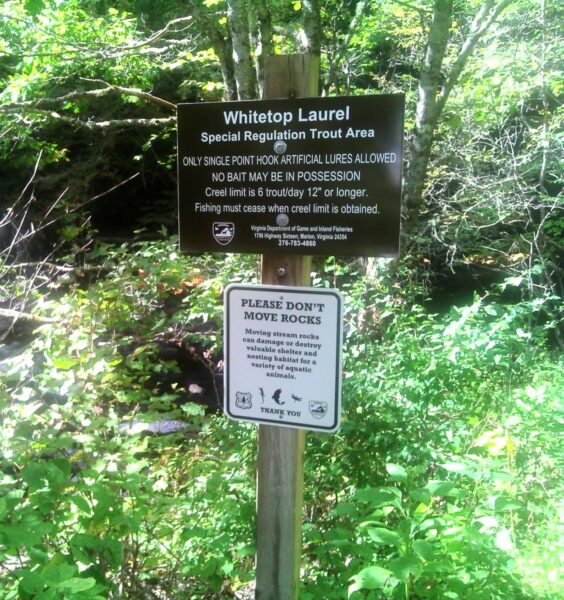 要求游客不要移动岩石的标志。