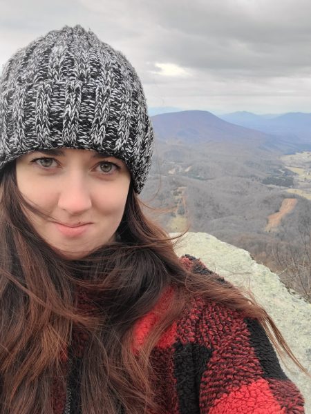 梅格·雷恩斯 (Meg Raynes) 是一名徒步旅行者、旅行家、摄影师和教师。